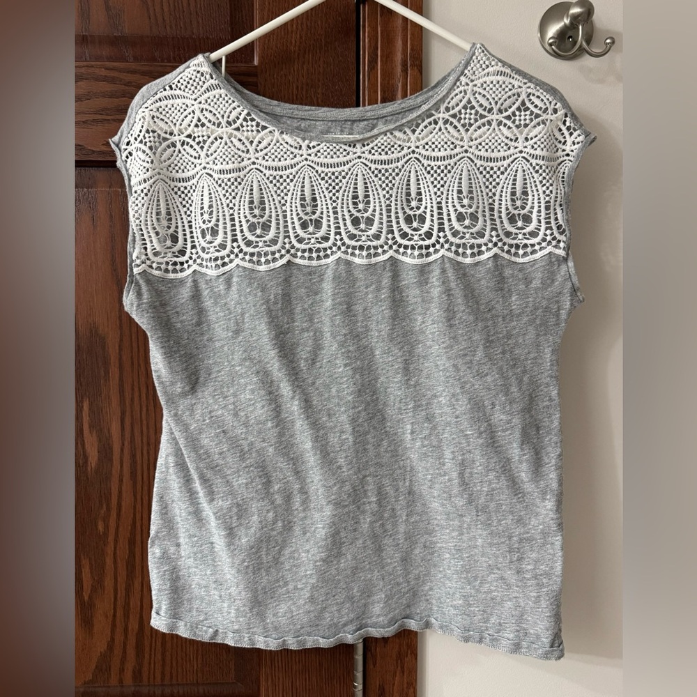 LOFT Gray and White Cropped Cap Sleeve Blouse womens small